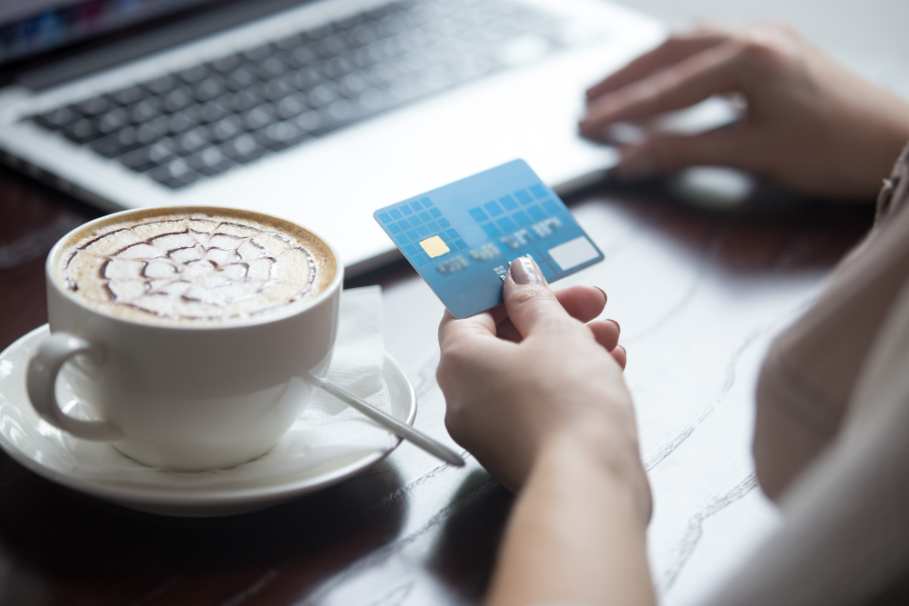 Młoda dziewczyna płaci kartą kredytową Online